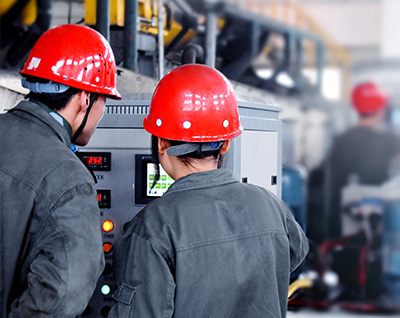 優(yōu)明科工人調試設備